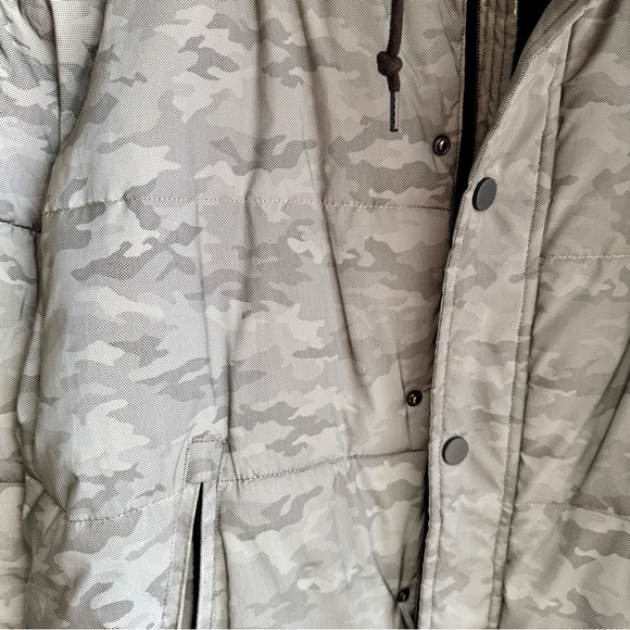 Men's Gray Reflective Camo Puffer Jacket - Size M - Picture 4 of 9